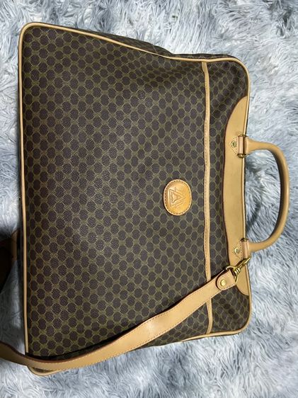 กระเป๋าใบนี้คือกระเป๋าเดินทางหรือกระเป๋าสะพายวินเทจจากแบรนด์ Celine ในรุ่น Macadam
