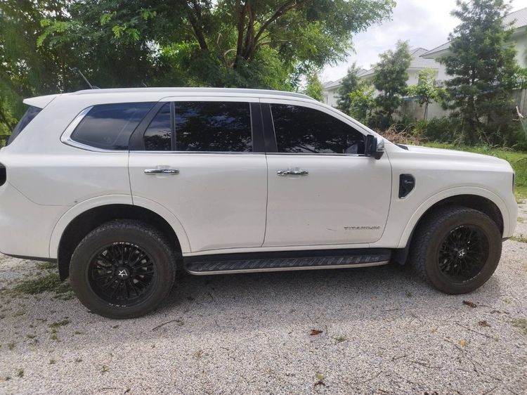 รถ Ford Everest 2.0 Titanium Plus สี ขาว
