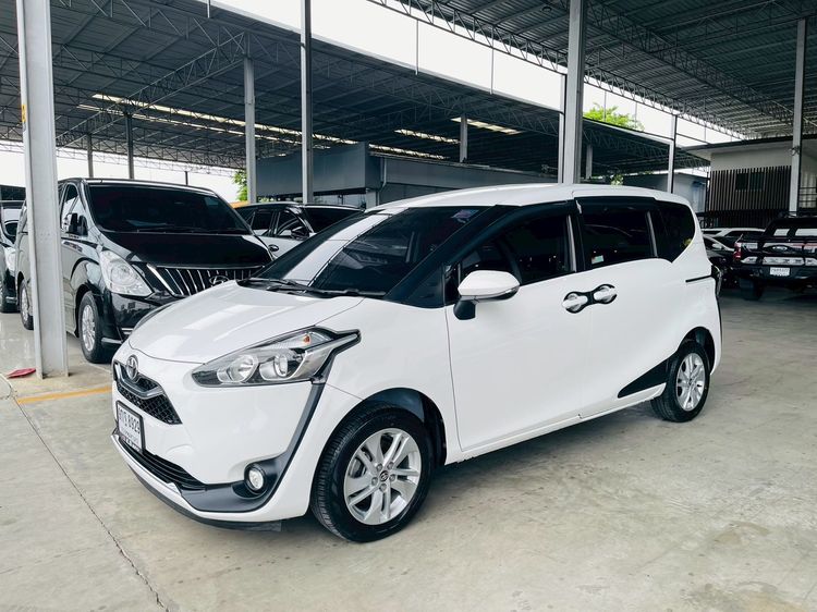 รถ Toyota Sienta 1.5 G สี ขาว