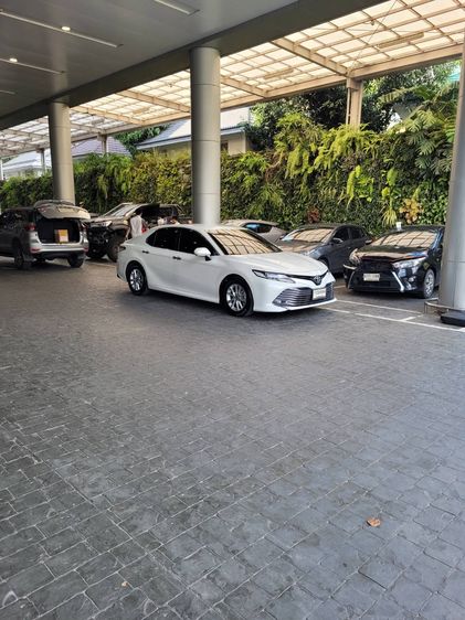 รถ Toyota Camry 2.0 G สี ขาว