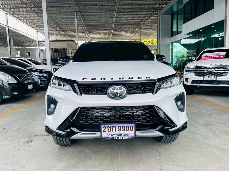 Toyota Fortuner 2023 2.4 Legender Black Top Utility-car ดีเซล ไม่ติดแก๊ส เกียร์อัตโนมัติ ขาว รูปที่ 3