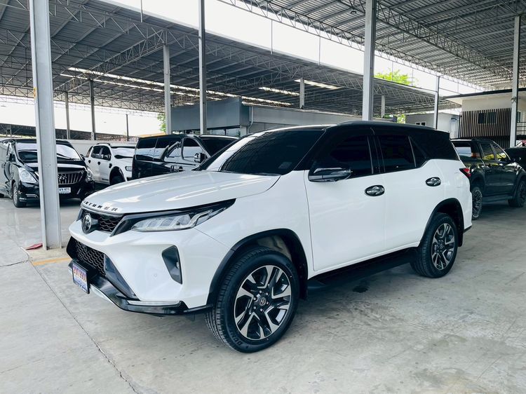 รถ Toyota Fortuner 2.4 Legender Black Top สี ขาว