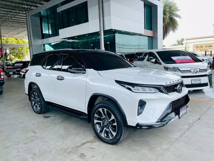 Toyota Fortuner 2023 2.4 Legender Black Top Utility-car ดีเซล ไม่ติดแก๊ส เกียร์อัตโนมัติ ขาว รูปที่ 2