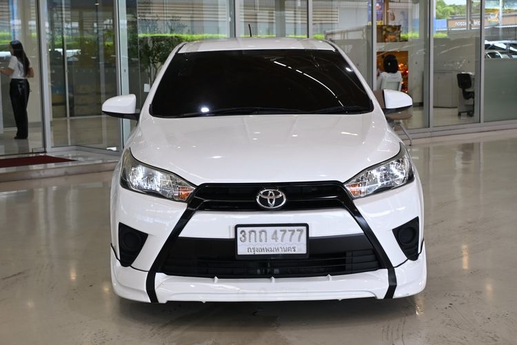 รถ Toyota Yaris 1.2 J สี ขาว
