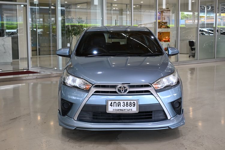 รถ Toyota Yaris 1.2 E สี ฟ้า