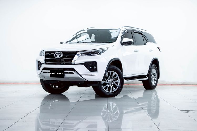 รถ Toyota Fortuner 2.4 V สี ขาว