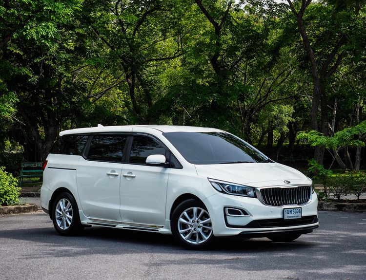 รถ Kia Grand Carnival 2.2 LX สี ขาว