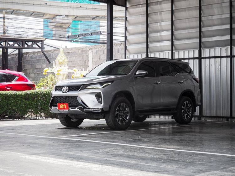 รถ Toyota Fortuner 2.4 Leader V 4WD สี เทา