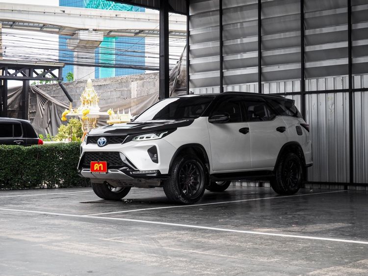 รถ Toyota Fortuner 2.4 Legender สี ขาว