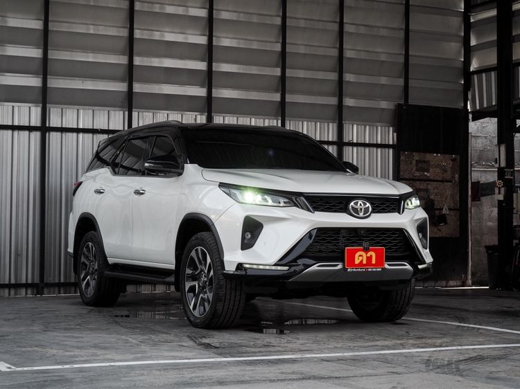 Toyota Fortuner 2021 2.4 Legender Black Top 4WD Utility-car ดีเซล ไม่ติดแก๊ส เกียร์อัตโนมัติ ขาว รูปที่ 3