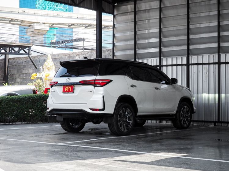 Toyota Fortuner 2021 2.4 Legender Black Top 4WD Utility-car ดีเซล ไม่ติดแก๊ส เกียร์อัตโนมัติ ขาว รูปที่ 4
