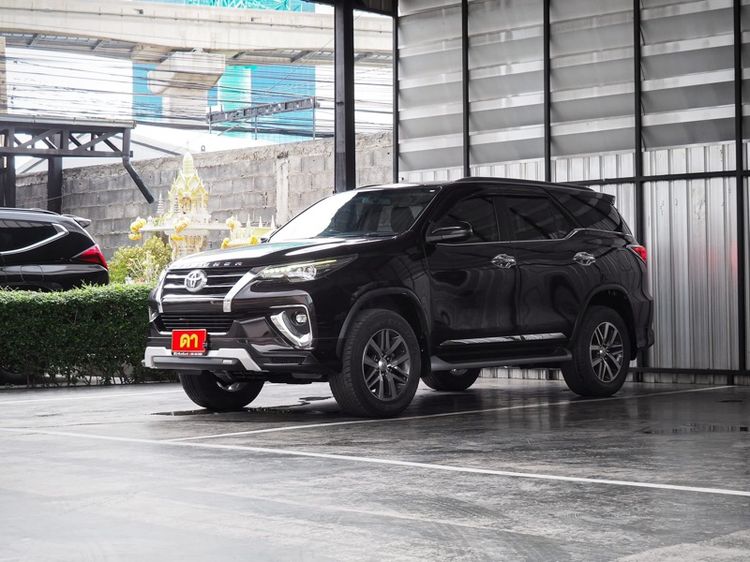 รถ Toyota Fortuner 2.4 V 4WD สี น้ำตาล