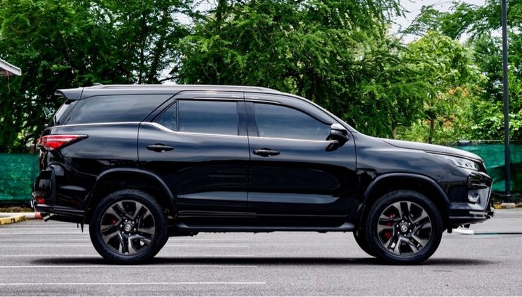 Toyota Fortuner 2024 2.8 V TRD Sportivo II Black Top 4WD Utility-car ดีเซล ไม่ติดแก๊ส เกียร์อัตโนมัติ ดำ รูปที่ 4