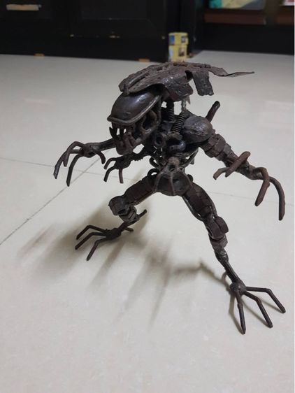 หุ่นจากเศษเหล็ก Alien  
