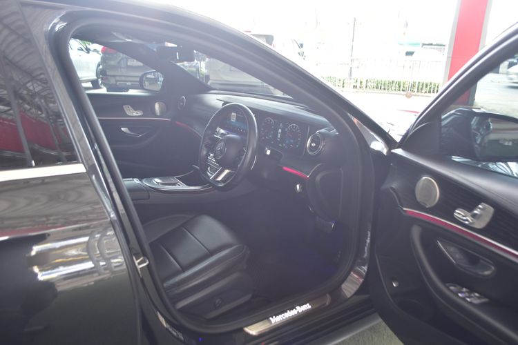 Mercedes-Benz E-Class 2022 E300e Sedan เบนซิน ไม่ติดแก๊ส เกียร์อัตโนมัติ เทา รูปที่ 3