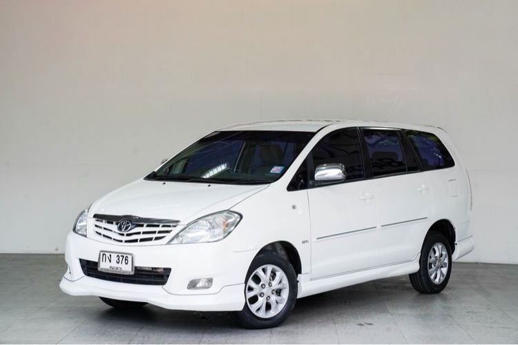 รถ Toyota Innova 2.0 E สี ขาว