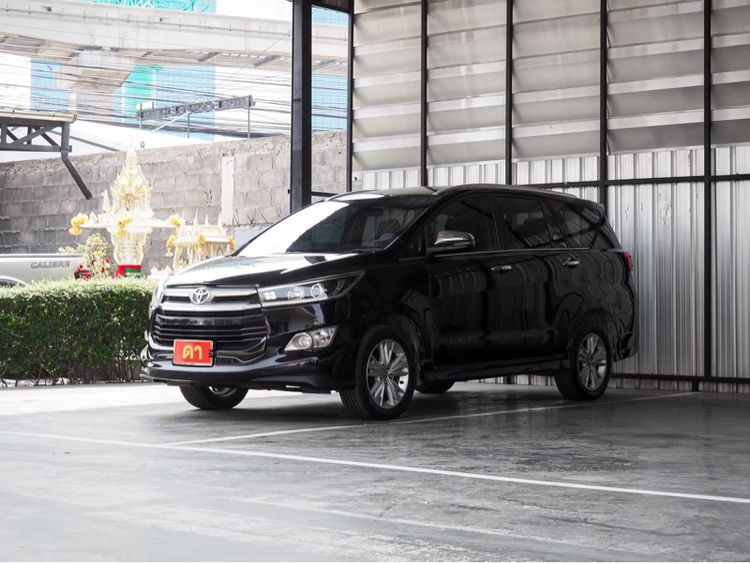 รถ Toyota Innova 2.8 Crysta V สี ดำ