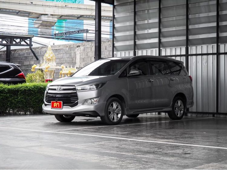 รถ Toyota Innova 2.8 Crysta V สี เทา
