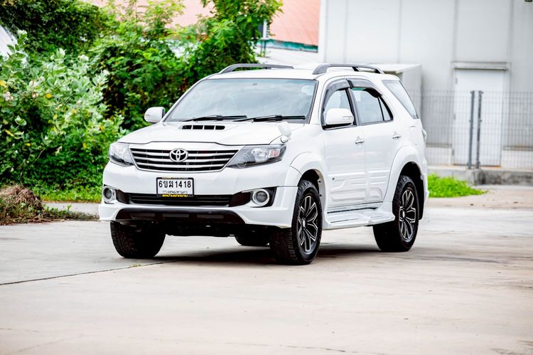 รถ Toyota Fortuner 3.0 V 4WD สี ขาว