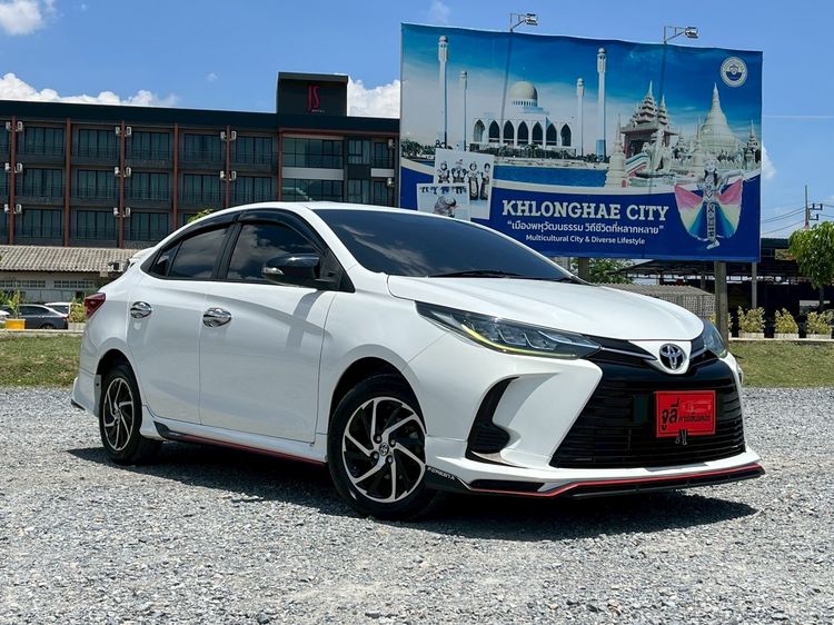 รถ Toyota Yaris ATIV 1.2 Sport สี ขาว