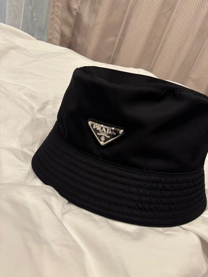 หมวกและหมวกแก๊ป Prada bucket ของแท้ ใช้งานน้อยมาก