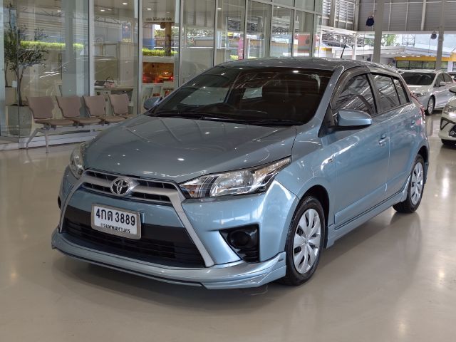 รถ Toyota Yaris 1.2 E สี ฟ้า