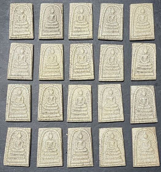 พระสมเด็จวัดระฆังเนื้อสวย 20 องค์ พ.ศ.2409 รูปที่ 2