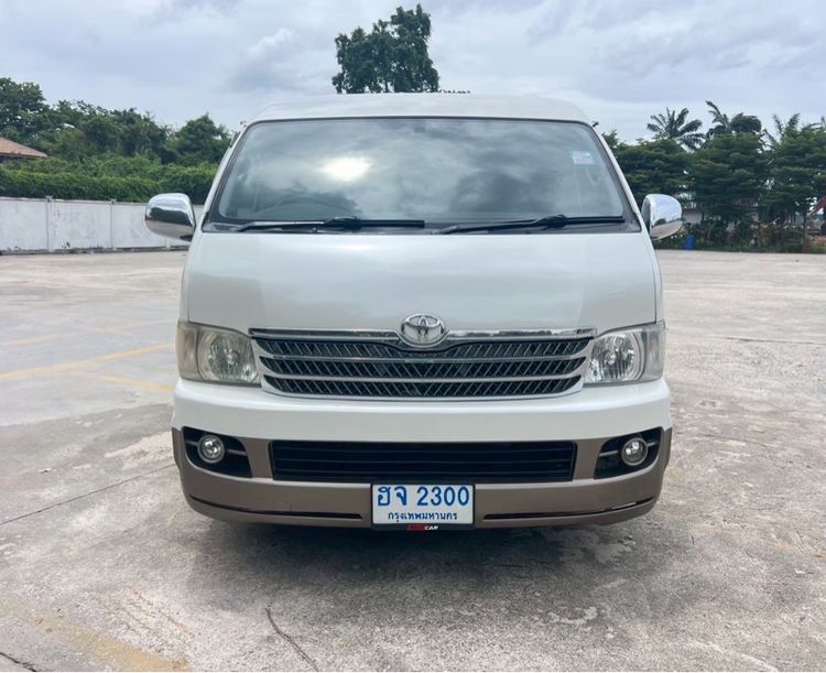 รถ Toyota Ventury 2.7 V สี ขาว