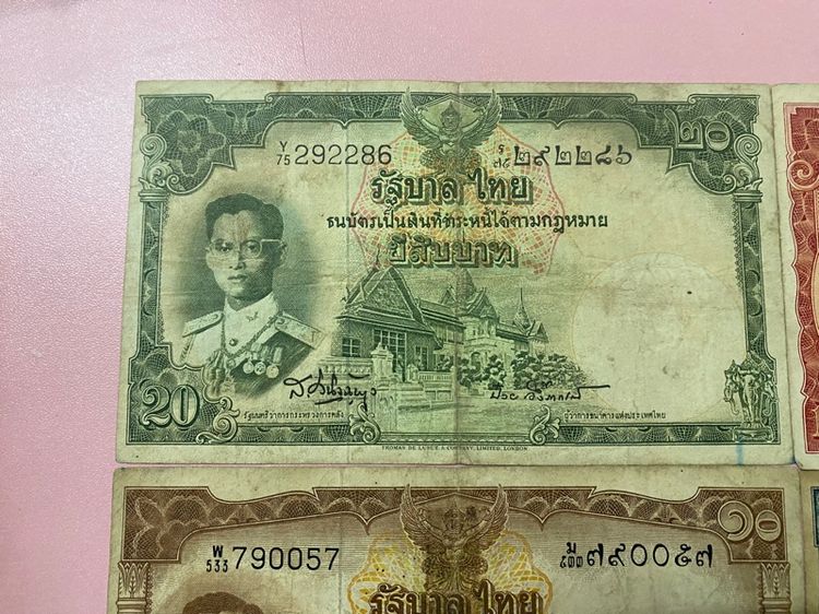ธนบัตรเก่าในภาพเป็น ธนบัตรไทยแบบที่ 9 ยกชุด (แบบโทมัส) รูปที่ 9