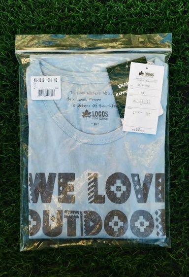 เสื้อยืดคอกลมสีฟ้าจากแบรนด์ LOGOS ที่มีลายกราฟิกข้อความ WE LOVE OUTDOOR อยู่ตรงกลาง. ไซ้ด์ M