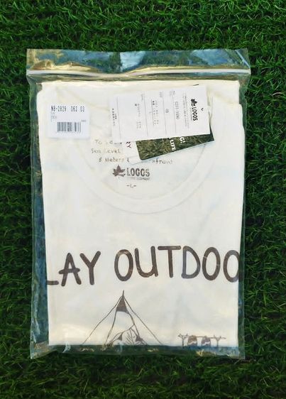 เสื้อยืดสีขาว แบรนด์ LOGOS ( PLAY OUTDOOR )  ลายกราฟิกแคมป์ปิ้ง. size L รูปที่ 3