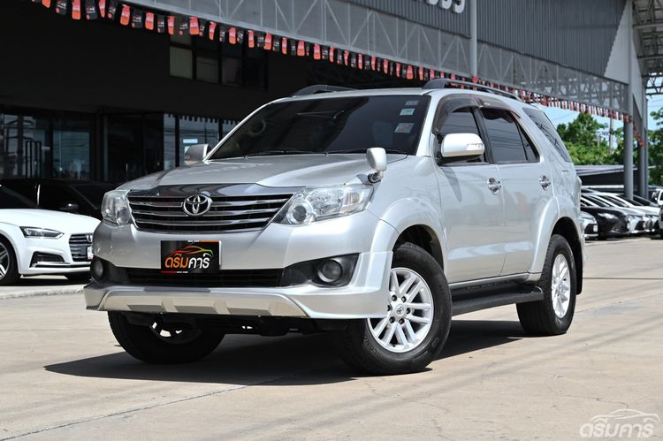 รถ Toyota Fortuner 2.7 V สี บรอนซ์เงิน