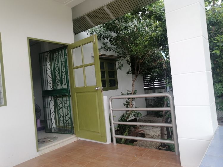 มีบางส่วน ขายบ้านเดี่ยว พร้อมอยู่ 3 ห้องนอน มีสวนพักผ่อน ติดถนนใหญ่ในเมืองสุพรรณบุรี รูปที่ 4