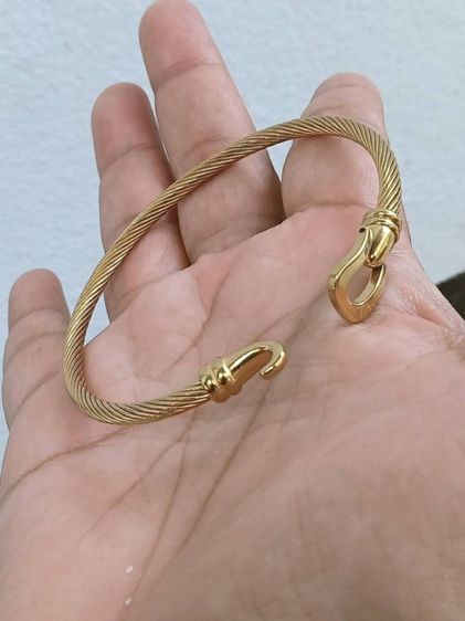 กำไลข้อมือสีทอง