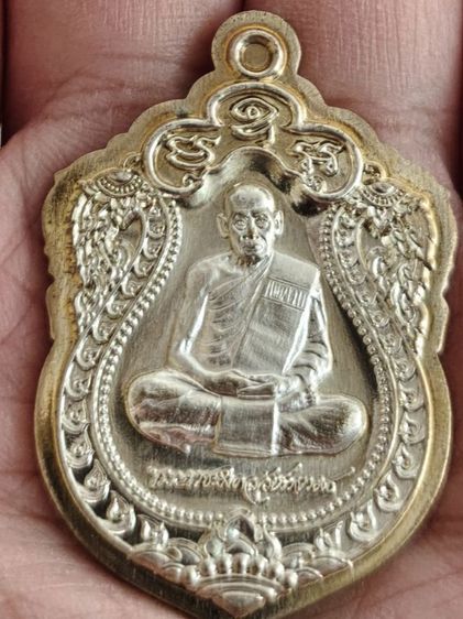 เหรียญเสมา 100 ปี เนื้อกาหลั่ยเงิน หลังพัด ไม่ตัดปีก พระราชมงคลวัชราจารย์ (หลวงพ่อพัฒน์) วัดห้วยด้วน

