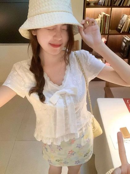 เสื้อลายฉลุดอกไม้คอวีน่ารักมาก