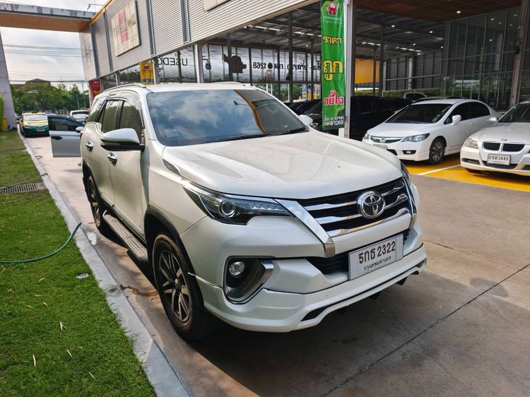 รถ Toyota Fortuner 2.8 V สี ขาว