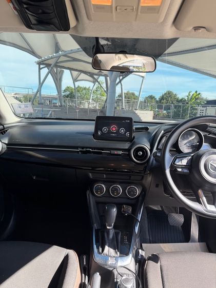 Mazda Mazda 2 2021 1.3 C Sedan เบนซิน ไม่ติดแก๊ส เกียร์ธรรมดา เทา รูปที่ 4