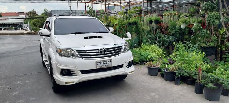รถ Toyota Fortuner 2.5 V สี ขาว