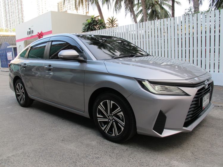 Toyota Yaris ATIV 2025 1.2 Smart Sedan เบนซิน ไม่ติดแก๊ส เกียร์อัตโนมัติ เทา รูปที่ 2