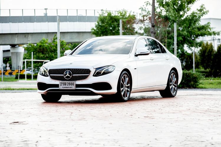 รถ Mercedes-Benz E-Class E350e สี ขาว