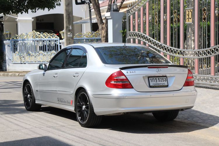 Mercedes-Benz E-Class 2006 E240 Sedan เบนซิน เกียร์อัตโนมัติ เงิน รูปที่ 4