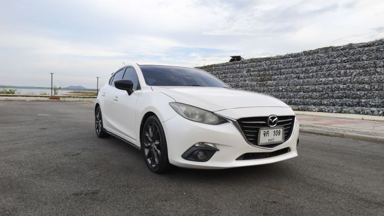 รถ Mazda Mazda3 2.0 E สี ขาว