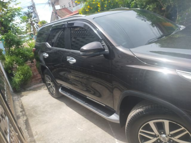 รถ Toyota Fortuner 2.4 V สี น้ำตาล