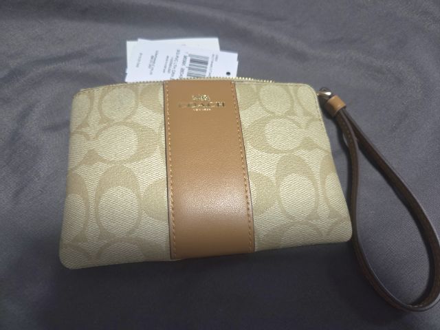 กระเป๋า คล้องมือ Coach มือ 1