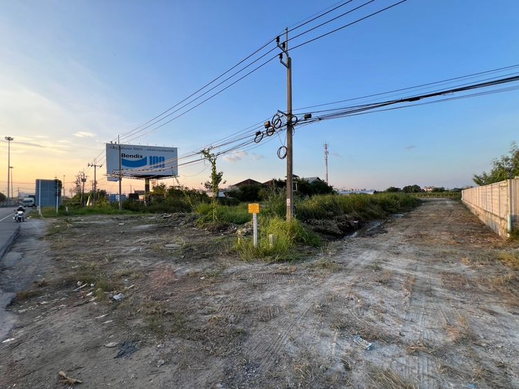 ที่ดินถมแล้ว ล้อมรั้วรอบที่ ทำเลทอง ลาดกระบัง ตรงข้ามรถไฟฟ้า Airport Rail Link ลาดกระบัง