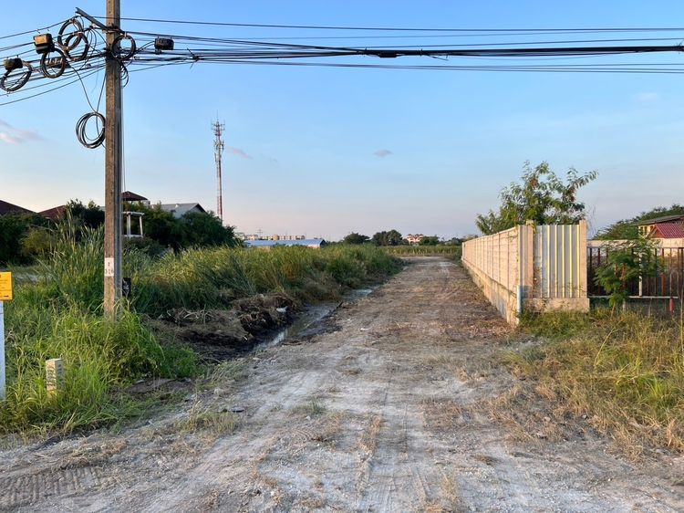 ที่ดินถมแล้ว ล้อมรั้วรอบที่ ทำเลทอง ลาดกระบัง ตรงข้ามรถไฟฟ้า Airport Rail Link ลาดกระบัง รูปที่ 2