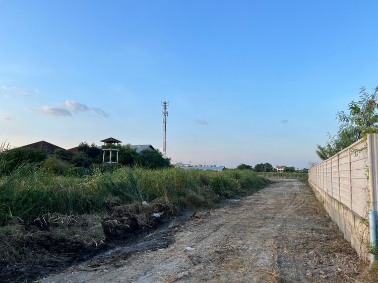 ที่ดินถมแล้ว ล้อมรั้วรอบที่ ทำเลทอง ลาดกระบัง ตรงข้ามรถไฟฟ้า Airport Rail Link ลาดกระบัง รูปที่ 3