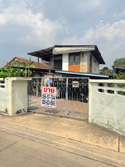 ขายบ้านสองชั้นพร้อมที่ดิน 70 ตารางวา อยู่ในซอยสรงประภา22  มีบริเวณ มีที่จอดรถได้สองคัน รูปที่ 2