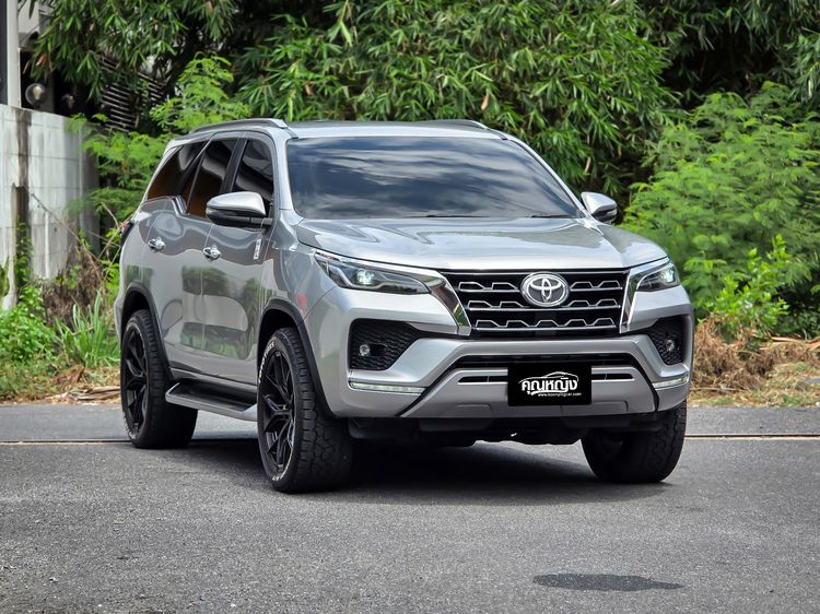 รถ Toyota Fortuner 2.4 V สี เทา